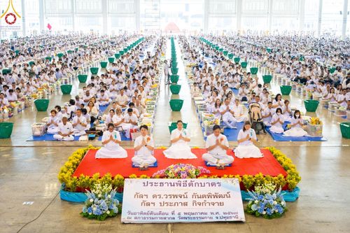 ภาพ No.136557:พิธีตักบาตร พิธีบูชาข้าวพระ ในวันอาทิตย์ต้นเดือนที่ 5 พฤษภาคม พ.ศ. 2567 ณ วัดพระธรรมกาย จ.ปทุมธานี