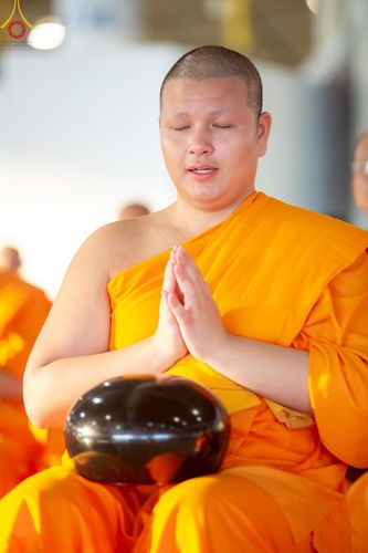 ภาพ No.221969:วันที่ 4 พฤษภาคม พ.ศ. 2568 พิธีตักบาตร เนื่องในวันอาทิตย์ต้นเดือน ณ บ้านแก้วเรือนทองคุณยายฯ วัดพระธรรมกาย