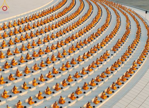 ภาพ No.187736:พิธีตักบาตรฉลองพระใหม่ ต้อนรับพุทธศักราช 2568 ณ ลานธรรมพระมหาธรรมกายเจดีย์ วัดพระธรรมกาย จ.ปทุมธานี วันที่ 1 มกราคม พ.ศ. 2568