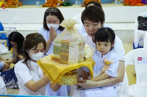 ภาพ No.85356:พิธีถวายมหาสังฆทานคณะสงฆ์ 2000 กว่าวัดทั่วประเทศปีที่ 23, พิธีถวายไทยธรรมคณะสงฆ์ 323 วัด 4 จังหวัดชายแดนภาคใต้, พิธีมอบปัจจัยช่วยเหลือครู 4 จังหวัดชายแดนภาคใต้ ณ สภาธรรมกายสากล วัดพระธรรมกาย ในวันสมาธิโลก อาทิตย์ที่ 6 สิงหาคม พ.ศ. 2566