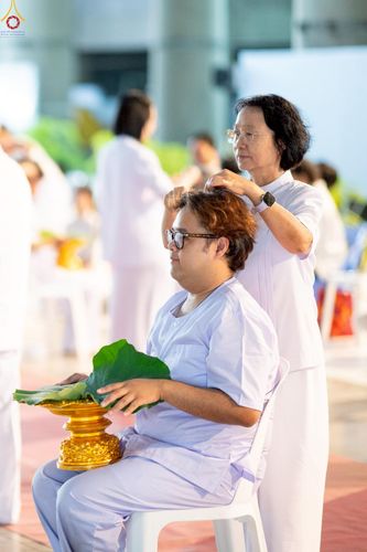 ภาพ No.242950:วันที่ 31 สิงหาคม พ.ศ. 2568 พิธีตัดปอยผมและปลงผม โครงการอุปสมบทหมู่บูชาธรรม ครบรอบ 108 ปี วันครูผู้ค้นพบวิชชาธรรมกาย ณ วัดพระธรรมกาย