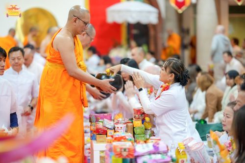 ภาพ No.169381:พิธีทอดกฐินสามัคคี เพื่อสนับสนุนการเผยแผ่พระพุทธศาสนาวิชชาธรรมกาย ณ วัดพระธรรมกายลอนดอน สหราชอาณาจักร วันอาทิตย์ที่ 20 ตุลาคม พ.ศ. 2567