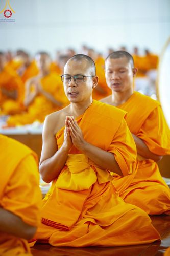 ภาพ No.205675:พิธีสวดพระพุทธมนต์ และถวายภัตตาหารเมนูสวรรค์แด่พระภิกษุ สามเณร วันจันทร์ที่ 3 กุมภาพันธ์ พ.ศ. 2568 ณ หอฉันคุณยายอาจารย์ฯ วัดพระธรรมกาย