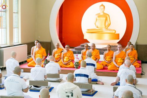 ภาพ No.83349:พิธีตัดปอยผมธรรมทายาทและฝากตัวเป็นศิษย์ ในโครงการอบรมพระธรรมทายาททวีปยุโรป รุ่นที่ 9 วันพุธที่ 12 มิถุนายน พ.ศ. 2566 ณ วัดพระธรรมกายเบเนลักซ์ ประเทศเบลเยี่ยม