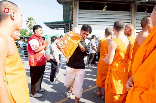ภาพ No.273669:วันที่ 27 พฤศจิกายน พ.ศ. 2568 คณะศิษยานุศิษย์วัดพระธรรมกาย มูลนิธิธรรมกาย มอบอาหารและสิ่งของความช่วยเหลือให้พี่น้องชาวใต้ ผู้ประสบอุทกภัยน้ำท่วม