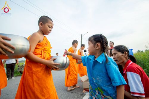 ภาพ No.217930:วันศุกร์ที่ 11 เมษายน พ.ศ. 2568 พระและสามเณร 99 รูป จากศูนย์ปฏิบัติธรรมระยอง(บ้านช่องลม) บิณฑบาต ณ ทุ่งปอเทือง ต.บางบุตร อ.บ้านค่าย จ.ระยอง เพื่อเป็นการฝึกสามเณรภาคฤดูร้อน ผ่านกิจวัตรบิณฑบาตในพื้นที่ชุมชน