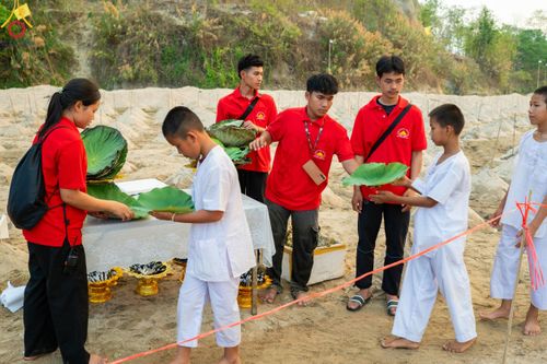 ภาพ No.140328:Photo Story มหัศจรรย์วัดดงดินแดง  EP.8  ภาพการเตรียมงาน การปฎิบัติงาน ของเหล่าผู้ทุ่มเทและเสียสละ เพื่อความสำเร็จของความมหัศจรรย์ ณ วัดดงดินแดง ต.ม่อนจอง อ.อมก๋อย จ.เชียงใหม่ วันที่ 1-7 เมษายน พ.ศ. 2567