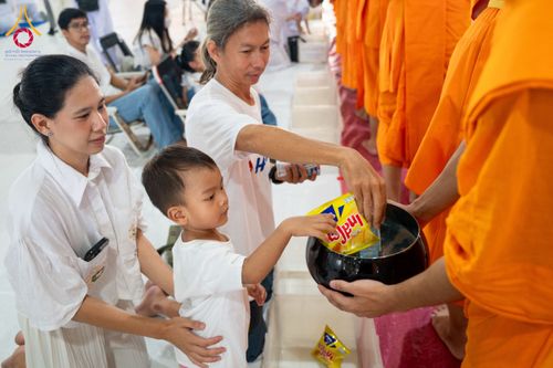 ภาพ No.61998:ตักบาตรฉลองสามเณรใหม่ มัชฌิมธรรมทายาท ณ วิหารคด คอร์ 9 วัดพระธรรมกาย วันที่ 15 เมษายน พ.ศ. 2567