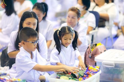 ภาพ No.89441:พิธีตักบาตร ข้าวสารอาหารแห้ง พิธีบูชาข้าวพระ และพิธีจุดเทียนใจ ไฟนิรันดร์  อนันตชัย ณ สภาธรรมกายสากล วัดพระธรรมกาย วันอาทิตย์ที่ 1 ตุลาคม พ.ศ. 2566