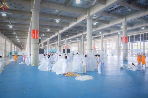 ภาพ No.218260:วันที่ 12-18 เมษายน พ.ศ. 2568 พระภิกษุและเจ้าหน้าที่อาสาสมัคร เตรียมพื้นที่ต้อนรับพักค้างพระสังฆาธิการ เนื่องในงานวันคุ้มครองโลก 22 เมษายน พ.ศ. 2568