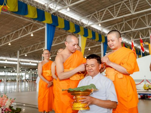 ภาพ No.223142:วันที่ 2 -10 พฤษภาคม พ.ศ. 2568 พิธีตัดปอยผม ปลงผม พิธีขอขมาลาอุปสมบทอุทิศชีวิต ของอุบาสก พิสิทธิ์ หมื่นแกล้ว  ณ วัดพระธรรมกาย