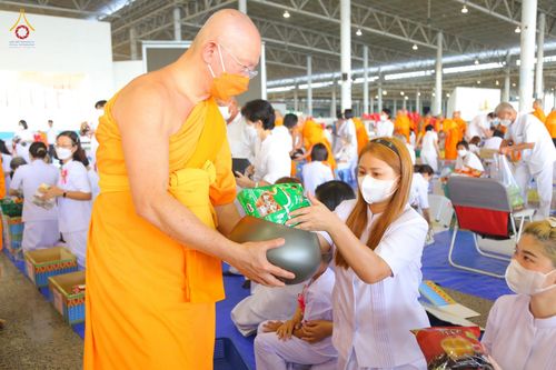 ภาพ No.80819:พิธีตักบาตร , พิธีบูชาข้าวพระในวันอาทิตย์ต้นเดือน วันที่ 7 พฤษภาคม พ.ศ. 2566 ณ วัดพระธรรมกาย