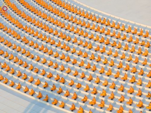 ภาพ No.105238:พิธีตักบาตรฉลองพระบวชใหม่ รุ่นบูชาธรรมมหาปูชนียาจารย์ และต้อนรับศักราชใหม่ วันจันทร์ที่ 1 มกราคม พ.ศ. 2567 ณ ลานธรรมพระมหาธรรมกายเจดีย์ วัดพระธรรมกาย