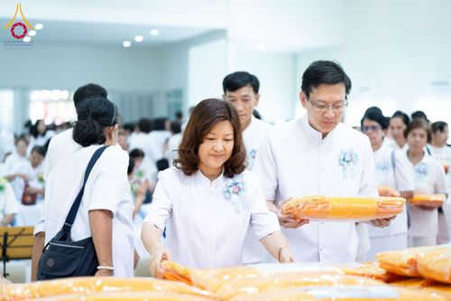 ภาพ No.174340:พิธีทอดกฐินกตัญญูบูชาธรรม ณ ศูนย์ปฏิบัติธรรมพระมงคลเทพมุนี อ.สองพี่น้อง จ.สุพรรณบุรี ในโครงการกฐินสามัคคีทั่วไทย 30,000 วัด บูชาธรรม 80 ปี หลวงพ่อธัมมชโย โดยคณะศิษยานุศิษย์วัดพระธรรมกาย วันที่ 10 พฤศจิกายน พ.ศ. 2567