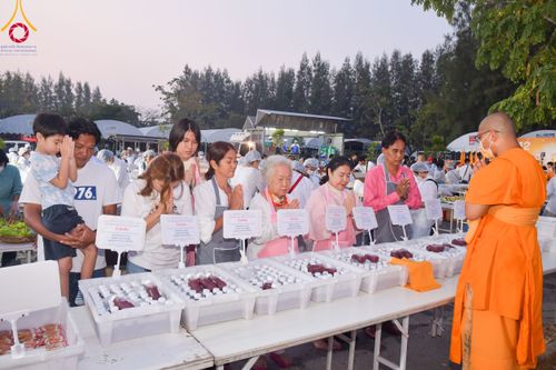 ภาพ No.110998:พิธีถวายภัตตาหารเป็นสังฆทาน แด่คณะพระธรรมยาตราฯ ในโครงการธรรมยาตรา กตัญญูบูชา มหาปูชนียาจารย์ พระมงคลเทพมุนี(สด จนฺทสโร) พระผู้ปราบมาร อนุสรณ์สถาน 7 แห่ง ปีที่ 12 วันที่ 13 มกราคม พ.ศ. 2567 ณ อนุสรณ์สถานมหาวิหารพระมงคลเทพมุนี  (โลตัสแลนด์) อ.สองพี่น้อง จ