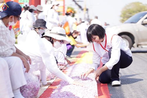 ภาพ No.208075:V.55 สารพัดV สารพัดดี ที่วัดพระธรรมกาย ในโครงการธรรมยาตรา กตัญญูบูชา มหาปูชนียาจารย์ พระมงคลเทพมุนี (สด จนฺทสโร) พระผู้ปราบมาร อนุสรณ์สถาน 7 แห่ง ปีที่ 13 ระหว่างวันที่ 2-31 มกราคม พ.ศ. 2568