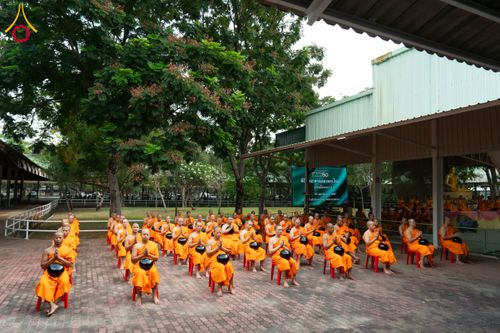ภาพ No.61251:พิธีตักบาตรฉลองพระใหม่ รุ่นบูชาธรรมโครงการ 1-2 โครงการบรรพชาอุปสมบทหมู่ธรรมทายาท บูชาธรรมหลวงพ่อธัมมชโย 80 ปี ณ โถงช้างสำนักงานใหญ่ วัดพระธรรมกาย วันที่ 20 เมษายน พ.ศ. 2567