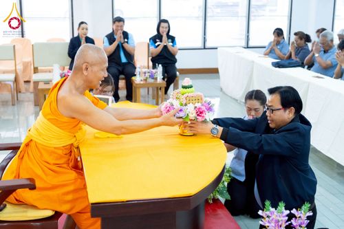 ภาพ No.259776:วันที่ 24 ตุลาคม พ.ศ. 2568 รพ.สต.คลองหนึ่ง อ.คลองหลวง สังกัด อบจ.ปทุมธานี จัดประชุมและมอบครุภัณฑ์ทางการแพทย์ เสริมพลัง อสม. ขับเคลื่อนสุขภาพชุมชนอย่างยั่งยืน ณ วัดพระธรรมกาย