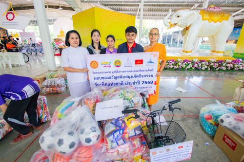 ภาพ No.193494:วัดพระธรรมกาย และ มูลนิธิธรรมกาย มอบของขวัญสนับสนุนงานวันเด็ก วันที่ 8 มกราคม พ.ศ. 2568 ณ อาคารโถงช้างฯ วัดพระธรรมกาย อ.คลองหลวง จ.ปทุมธานี