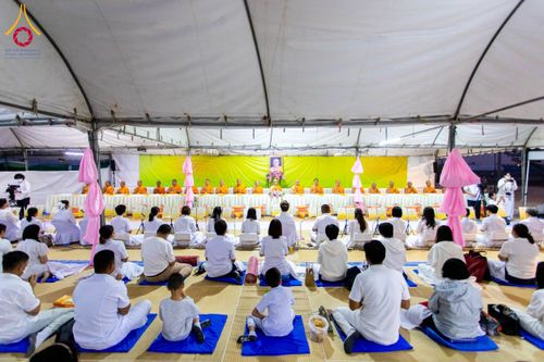 ภาพ No.201426:พิธีถวายภัตตาหารเป็นสังฆทาน แด่พระธรรมยาตรา ณ อนุสรณ์สถานบางปลา วัดบางปลา อำเภอบางเลน จังหวัดนครปฐม ในโครงการธรรมยาตรา กตัญญูบูชา มหาปูชนียาจารย์ พระมงคลเทพมุนี(สด จนฺทสโร) พระผู้ปราบมาร อนุสรณ์สถาน 7 แห่ง ปีที่ 13 วันที่ 25 มกราคม พ.ศ. 2568