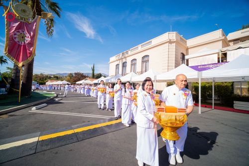 ภาพ No.179835:พิธีทอดกฐินบรมจักรพรรดิ สร้างอุโบสถ 80 ปี บูชาธรรมหลวงพ่อธัมมชโย ณ วัดพระธรรมกายแคลิฟอร์เนีย ประเทศสหรัฐอเมริกา วันอาทิตย์ที่ 10 พฤศจิกายน พ.ศ. 2567