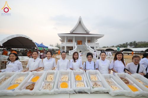 ภาพ No.128138:พิธีถวายภัตตาหารเป็นสังฆทาน แด่คณะพระธรรมยาตราฯ ในโครงการธรรมยาตราอัญเชิญพระบรมสารีริกธาตุ  ประดิษฐาน ณ มหารัตนเจดีย์สิริปทุมสวรรค์ อ.บางกล่ำ จ.สงขลา วันที่ 10 มีนาคม พ.ศ. 2567