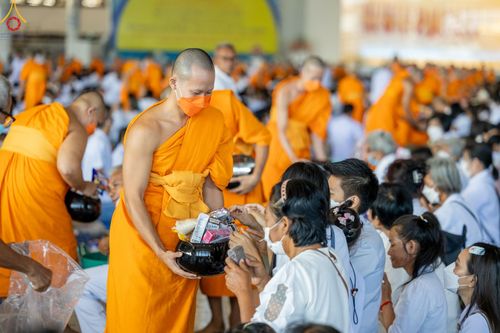 ภาพ No.86832:พิธีตักบาตร , พิธีบูชาข้าวพระ , พิธีจุดเทียนใจ ไฟนิรันดร์ อนันตชัย ในวันอาทิตย์ต้นเดือน 3 กันยายน พ.ศ. 2566 ณ วัดพระธรรมกาย