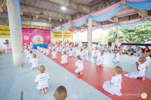 ภาพ No.215946:วันพฤหัสบดีที่ 3 เมษายน พ.ศ. 2568 พิธีบรรพชาสามเณร ภาคฤดูร้อน รุ่นที่ 15  บูชาธรรมหลวงพ่อธัมมชโย 81 ปี 81 รูป ณ ศูนย์ปฏิบัติธรรมสวนผึ้ง จ.ราชบุรี