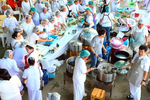 ภาพ No.219268:บรรยากาศการเดินทางเข้าวัดพระธรรมกาย , การต้อนรับปฏิสันถาร , การฉันภัตตาหารเช้า , การลงทะเบียนพระสังฆาธิการ  เนื่องในวันคุ้มครองโลก พิธีถวายมหาสังฆทานคณะสงฆ์ 40,000 กว่าวัดทั่วประเทศ ณ วัดพระธรรมกาย