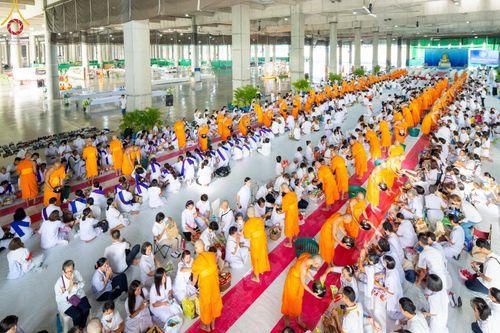 ภาพ No.145725:พิธีตักบาตรฉลองพระใหม่ รุ่นเข้าพรรษา ณ วิหารคด วัดพระธรรมกาย วันเสาร์ที่ 20 กรกฎาคม พ.ศ. 2567