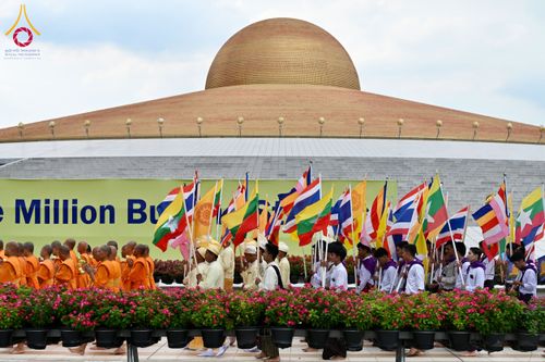 ภาพ No.143669:พิธีถวายผ้าไตร, สวดธรรมจักร, ปฏิบัติธรรม และฟังแสดงพระธรรมเทศนา ภาษาเมียนมา โดยมีสาธุชนชาวเมียนมากว่า 4,000 คน เข้าร่วมพิธี ณ มหารัตนวิหารคด วัดพระธรรมกาย วันอาทิตย์ที่ 7 กรกฎาคม พ.ศ. 2567