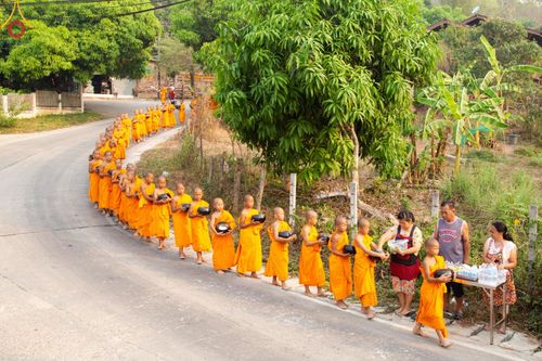 ภาพ No.136975:Photo Story  มหัศจรรย์วัดดงดินแดง Episode 5 กิจกรรมถ่ายภาพหมู่ประวัติศาสตร์ และตักบาตรฉลองพระ-เณรกว่า 500 รูป วันที่ 6 เมษายน พ.ศ. 2567