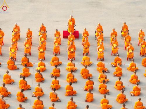 ภาพ No.102269:พระธรรมทายาทในโครงการอุปสมบทหมู่ บูชาธรรมมหาปูชนียาจารย์ ร่วมปฏิบัติธรรม ถ่ายภาพหมู่ประวัติศาสตร์ และรับฟังโอวาทจากหลวงพ่อทัตตชีโว ณ ลานธรรม พระมหาธรรมกายเจดีย์ วัดพระธรรมกาย วันที่ 15 ธันวาคม พ.ศ. 2566