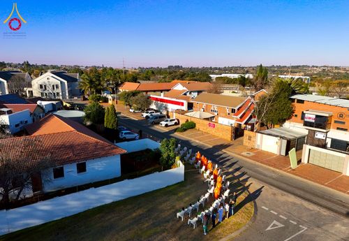 ภาพ No.231155:วันศุกร์ที่ 27 มิถุนายน พ.ศ. 2568 พิธีตัดปอยผมและพิธีปลงผมนาคธรรมทายาทแห่งทวีปแอฟริกา พ.ศ. 2568  โครงการบรรพชาอุปสมบทพระธรรมทายาทนานาชาติแห่งทวีปแอฟริกา ครั้งที่ 2 ณ วัดพระธรรมกายโจฮันเนสเบิร์ก สาธารณรัฐแอฟริกาใต้