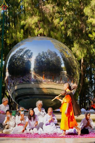 ภาพ No.193251:พิธีต้อนรับพระธรรมยาตรา ณ อนุสรณ์สถาน สถานที่เกิดในเพศสมณะ วัดสองพี่น้อง อำเภอสองพี่น้อง จังหวัดสุพรรณบุรี ในโครงการธรรมยาตรา กตัญญูบูชา มหาปูชนียาจารย์ พระมงคลเทพมุนี(สด จนฺทสโร) พระผู้ปราบมาร อนุสรณ์สถาน 7 แห่ง ปีที่ 13 วันที่ 11 มกราคม พ.ศ. 2568