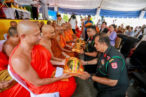 ภาพ No.142513:พิธีถวายมหาสังฆทานพระนานาชาติ 100 รูป ณ วัดนาคทีปะ ราชมหาวิหาร  เกาะนาคทีปะ คาบสมุทร จัฟฟ์น่า จังหวัดเหนือ ประเทศศรีลังกา  วันเสาร์ที่ 22 มิถุนายน พ.ศ. 2567