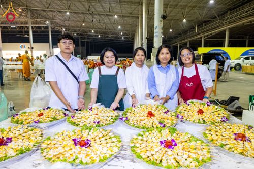 ภาพ No.203666:พิธีถวายภัตตาหารเป็นสังฆทาน แด่พระธรรมยาตรา ณ วัดพระธรรมกาย ตำบลคลองสาม อำเภอคลองหลวง จังหวัดปทุมธานี ในโครงการธรรมยาตรา กตัญญูบูชา มหาปูชนียาจารย์ พระมงคลเทพมุนี(สด จนฺทสโร) พระผู้ปราบมาร อนุสรณ์สถาน 7 แห่ง ปีที่ 13 วันที่ 30 มกราคม พ.ศ. 2568