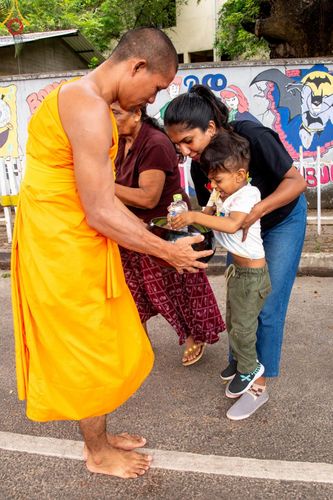 ภาพ No.139407:พิธีตักบาตรรอบเมืองดัมบุลล่า เทศกาลวิสาขบูชาแห่งชาติ ศรีลังกา เมื่อวันที่ 16 พฤษภาคมที่ผ่านมา คณะสงฆ์จากวัดพระธรรมกาย และคณะพระภิกษุสามเณรศรีลังกา ในโครงการสยาม-ลังกา ธรรมยาตรา ฉลองเทศกาลวิสาขบูชาแห่งชาติ ศรีลังกา บูชาธรรม 80 ปีหลวงพ่อธัมมชโย