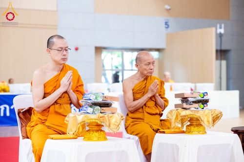 ภาพ No.209026:พระบาทสมเด็จพระเจ้าอยู่หัว ทรงมีพระราชศรัทธาทรงพระกรุณาโปรดเกล้าฯ ให้บำเพ็ญพระราชกุศลถวายภัตตาหารพระราชทาน การสอบบาลีสนามหลวง ณ วัดพระธรรมกาย ย อ.คลองหลวง จ.ปทุมธานี วันที่ 23-24 กุมภาพันธ์ พ.ศ. 2568