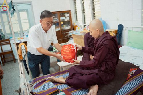 ภาพ No.220298:วันที่ 17 เมษายน พ.ศ. 2568 ผู้แทนวัดพระธรรมกาย ลงพื้นที่เยียวยา ซับน้ำตาเหยื่อแผ่นดินไหวมัณฑะเลย์