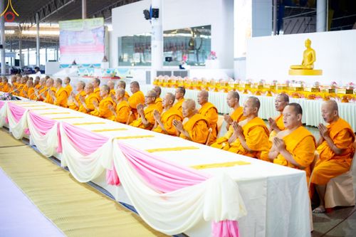 ภาพ No.188507:พิธีถวายภัตตาหารเป็นสังฆทาน แด่พระธรรมยาตรา ในโครงการธรรมยาตรา กตัญญูบูชา มหาปูชนียาจารย์ พระมงคลเทพมุนี(สด จนฺทสโร) พระผู้ปราบมาร อนุสรณ์สถาน 7 แห่ง ปีที่ 13 ณ สภาธรรมกายสากล วัดพระธรรมกาย วันที่ 3 มกราคม พ.ศ. 2568