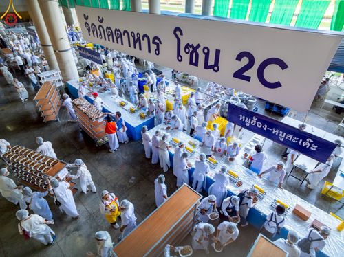 ภาพ No.219397:วันอังคารที่ 22 เมษายน พ.ศ. 2568 พิธีมอบปัจจัยช่วยเหลือครู 4 จังหวัดชายแดนภาคใต้ , พิธีกล่าวคำถวายอุปกรณ์ เพื่อเตรียมการต้อนรับคณะสงฆ์ฯ , พิธีกล่าวคำถวายภัตตาหารเป็นสังฆทาน , คณะสงฆ์ฉันภัตตาหารเพล  เนื่องในวันคุ้มครองโลก พิธีถวายมหาสังฆทานแด่คณะสงฆ์