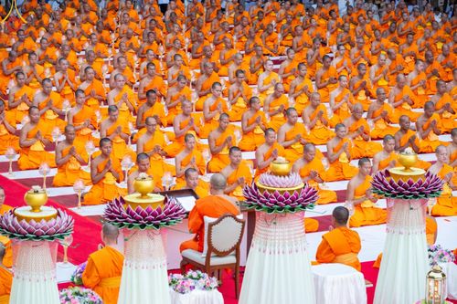 ภาพ No.190101:พิธีจุดประทีปถวายเป็นพุทธบูชา และบูชาธรรมมหาปูชนียาจารย์ ณ อนุสรณ์สถานมหาวิหารพระมงคลเทพมุนี (โลตัสแลนด์) อ.สองพี่น้อง จ.สุพรรณบุรี ในโครงการธรรมยาตรา กตัญญูบูชา มหาปูชนียาจารย์ พระมงคลเทพมุนี(สด จนฺทสโร) พระผู้ปราบมาร อนุสรณ์สถาน 7 แห่ง ปีที่ 13