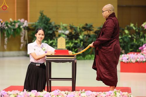 ภาพ No.124632:พิธีมอบโล่วัชรเกียรติยศ โครงการตอบปัญหาศีลธรรมเพื่อสันติภาพโลก (World-PEC) ต่างประเทศ ครั้งที่ 17 ณ ห้องแก้วสารพัดนึก 1 วัดพระธรรมกาย ในวันมาฆบูชา เสาร์ที่ 24 กุมภาพันธ์ พ.ศ. 2567
