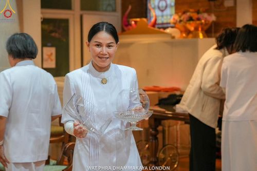 ภาพ No.159912:พิธีบูชาข้าวพระ วันอาทิตย์ต้นเดือน ณ วัดพระธรรมกายลอนดอน วันที่ 6 ตุลาคม พ.ศ. 2567