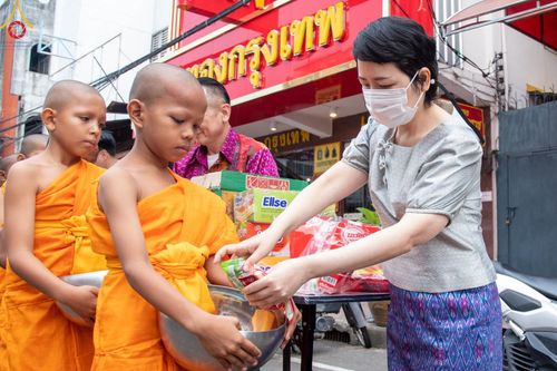 ภาพ No.62042:สามเณรจากศูนย์อบรมเยาวชนสุรินทร์ ออกบิณฑบาต รอบอำเภอเมือง จ.สุรินทร์ ในโครงการบรรพชาสามเณร ฟื้นฟูพระพุทธศาสนาทั่วไทย วันที่ 9 เมษายน พ.ศ. 2567