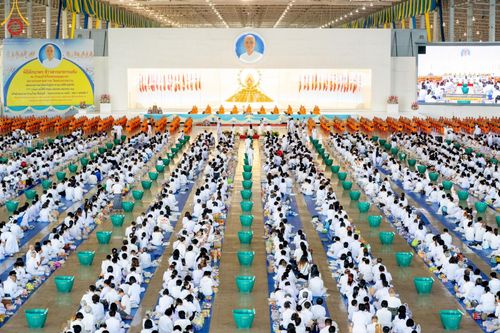 ภาพ No.158923:พิธีตักบาตร ในวันอาทิตย์ต้นเดือน วันที่ 6 ตุลาคม พ.ศ. 2567 ณ สภาธรรมกายสากล วัดพระธรรมกาย