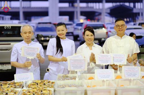 ภาพ No.202297:พิธีถวายภัตตาหารเป็นสังฆทาน แด่พระธรรมยาตรา ณ วัดพระธรรมกาย ตำบลคลองสาม อำเภอคลองหลวง จังหวัดปทุมธานี ในโครงการธรรมยาตรา กตัญญูบูชา มหาปูชนียาจารย์ พระมงคลเทพมุนี(สด จนฺทสโร) พระผู้ปราบมาร อนุสรณ์สถาน 7 แห่ง ปีที่ 13 วันที่ 27 มกราคม พ.ศ. 2568