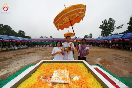 ภาพ No.174092:พิธีวางศิลาฤกษ์มหาสมบัติ โปรยรัตนชาติบ่อมงคลเศรษฐี ติดแผ่นทอง ลูกนิมิต - ช่อฟ้า เพื่อสถาปนาสร้างอุโบสถ บูชาธรรม 80 ปีหลวงพ่อธัมมชโย ณ วัดทุ่งเจริญธรรม อ.อมก๋อย จ.เชียงใหม่ วันที่ 8 พฤศจิกายน พ.ศ. 2567