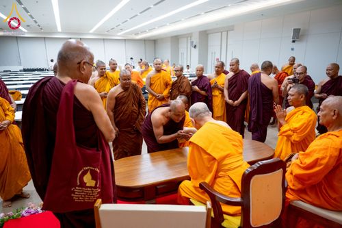 ภาพ No.222706:วันที่ 23 เมษายน พ.ศ. 2568 หลวงพ่อทัตตชีโวต้อนรับคณะสงฆ์เนปาล ณ อาคาร 100 ปี คุณยายมหารัตนอุบาสิกาจันทร์ ขนนกยูง วัดพระธรรมกาย